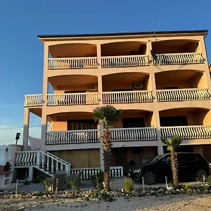 Apartament Bernarda 1, Nin